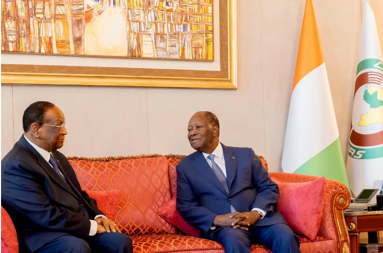 Attaques au Mali : la prudente main tendue d’Alassane Ouattara à Assimi Goïta